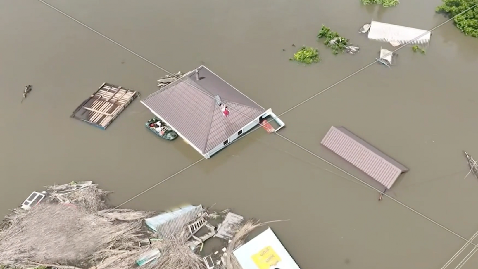 Drohnenaufnahmen zeigen ein Haus in Kherson, dass aufgrund des Staudammbruchs völlig überschwemmt wurde.