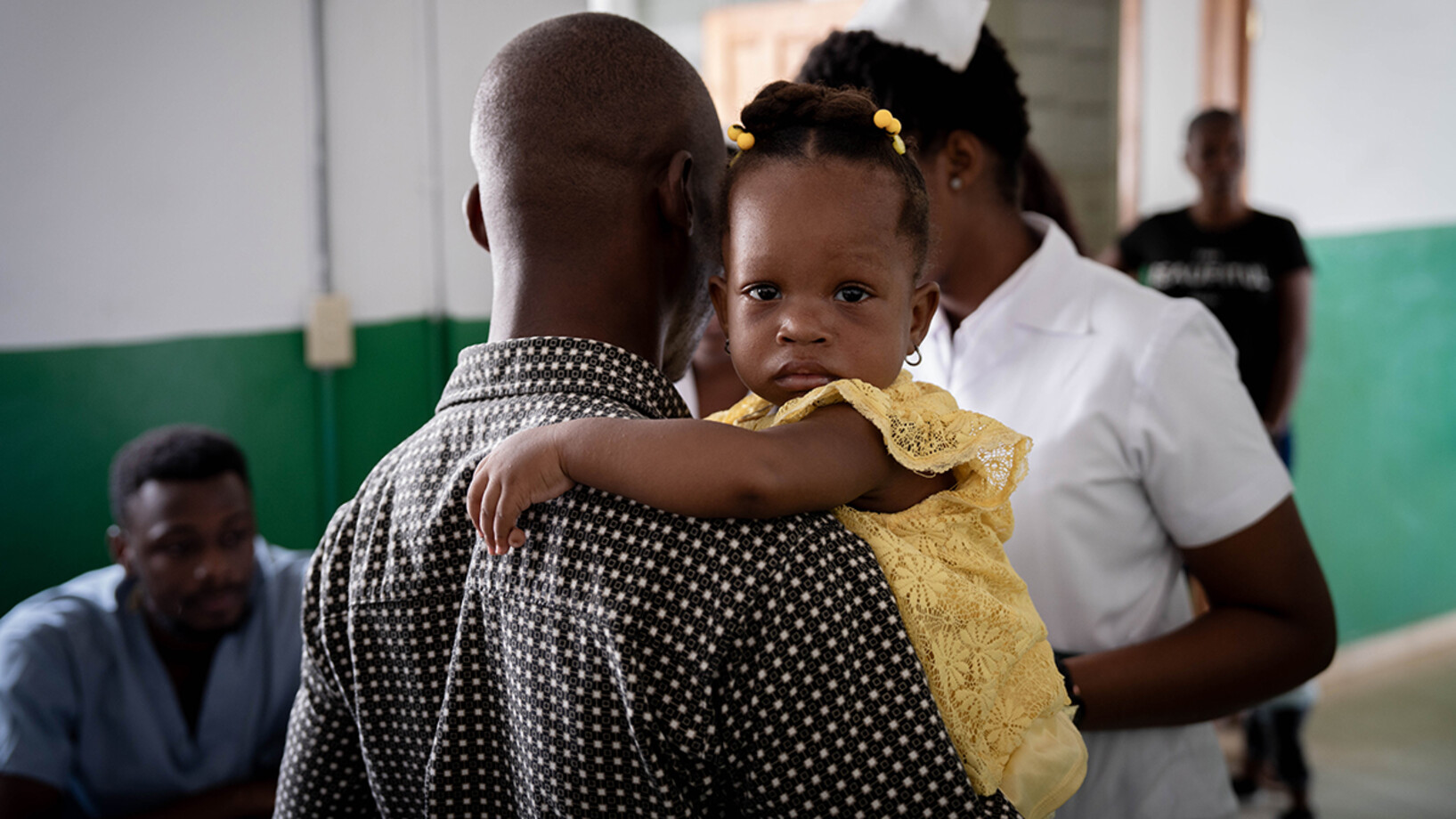 Ein Kind umarmt seinen Vater in der Impfstation des Justinien-Krankenhauses in Cap-Haitian.