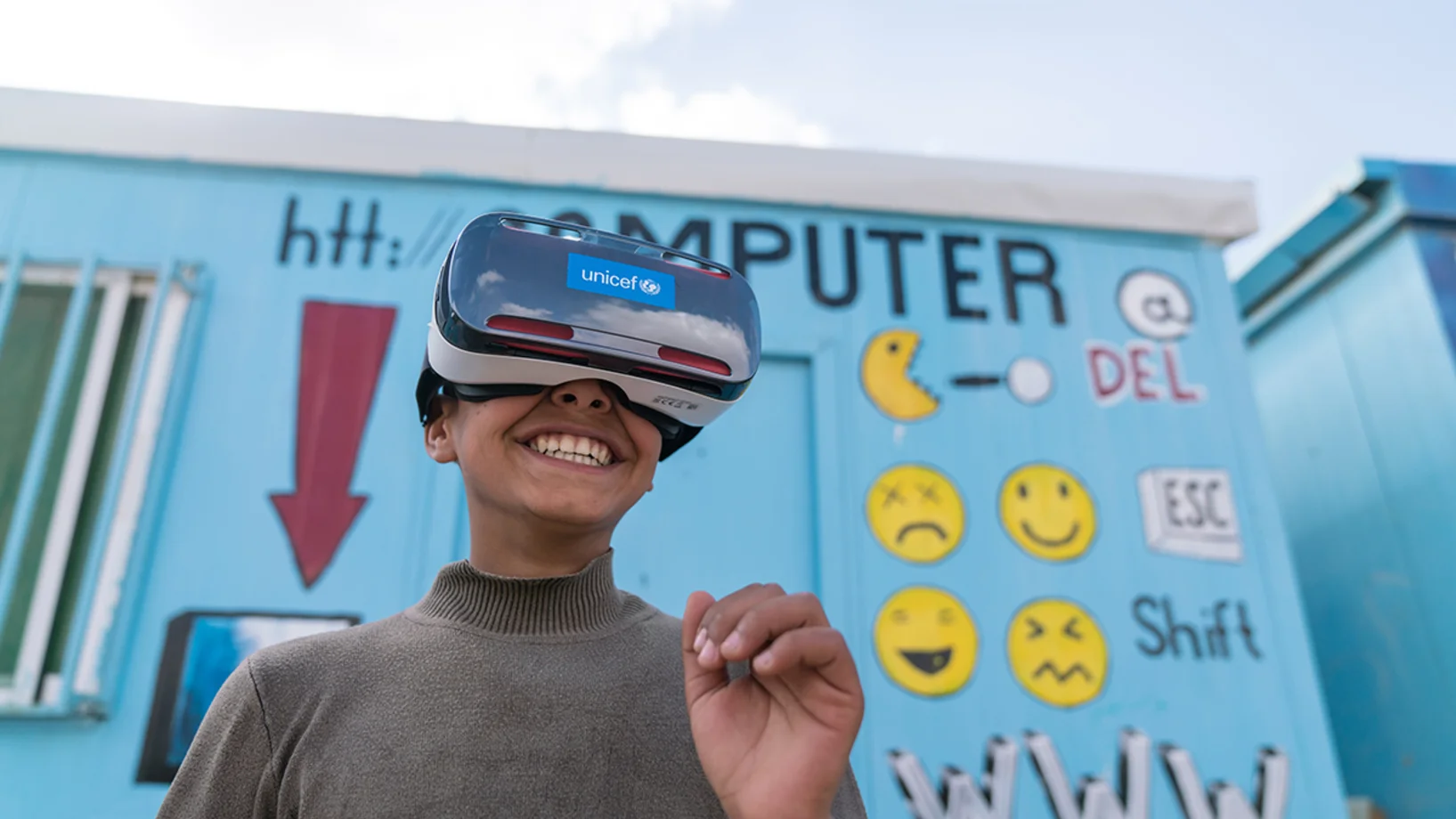 Ein Junge erfreut sich an einer VR-Brille.