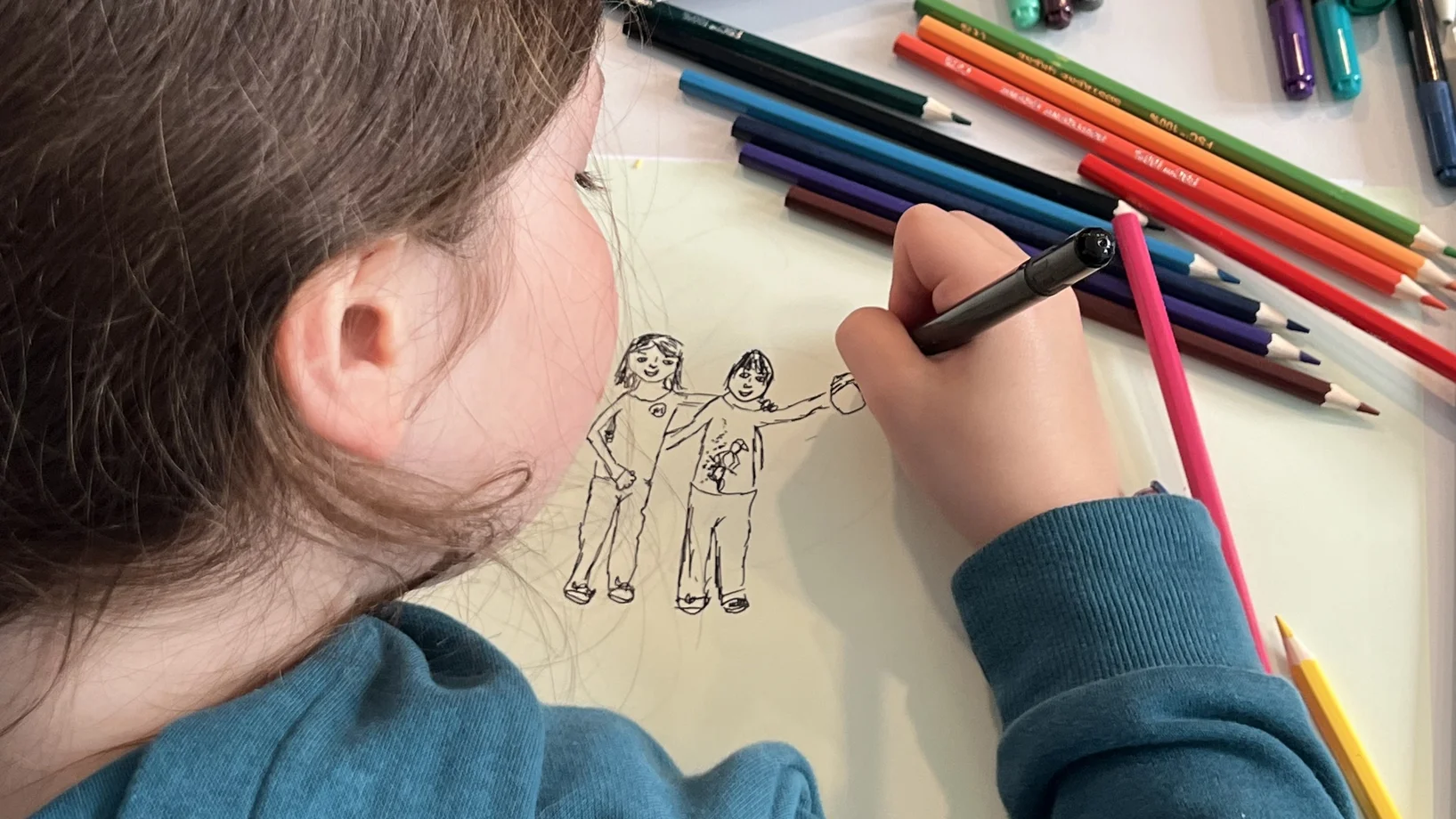 Mädchen in der Schule am schreiben