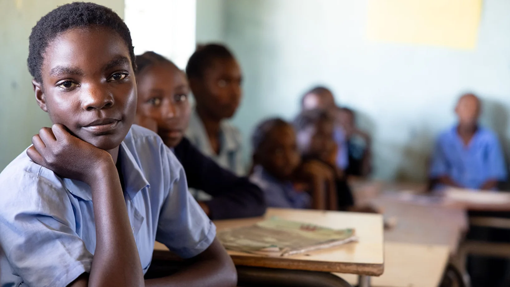Des élèves sont assis dans une salle de classe