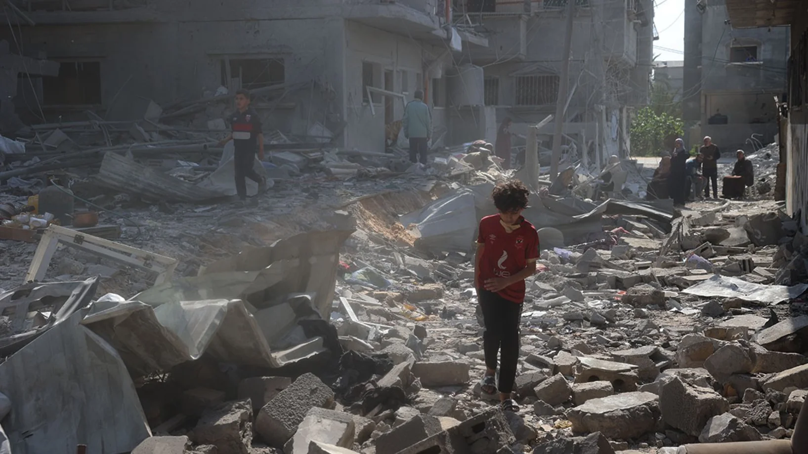 Bub in Trümmern von Gaza