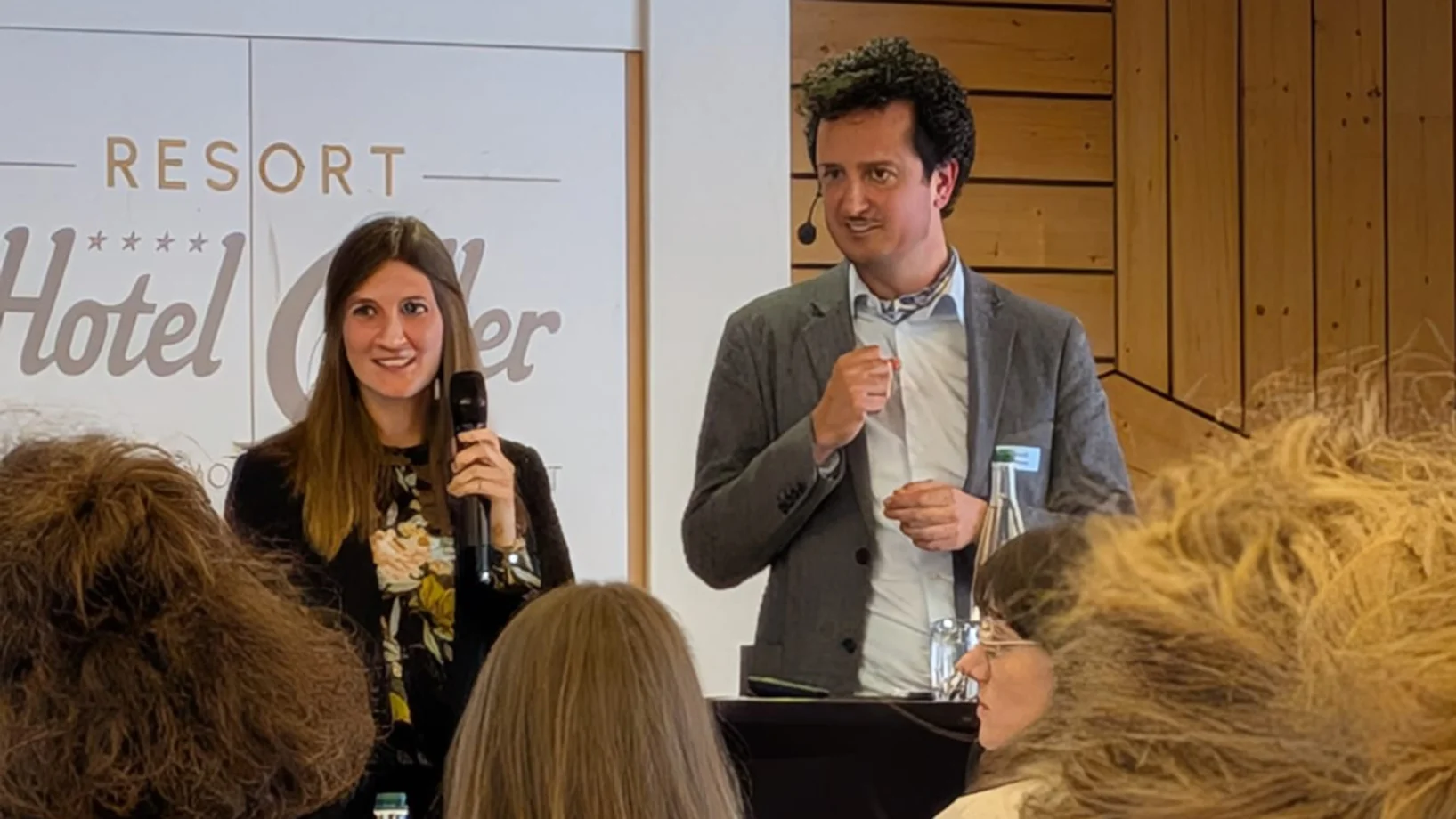 Désirée Zaugg mit Mikrofon auf der Bühne.