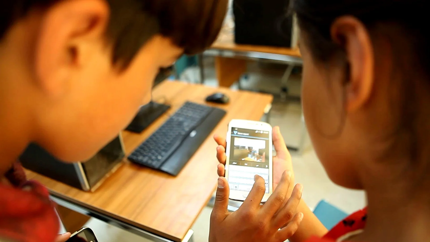 Kinder mit Handy