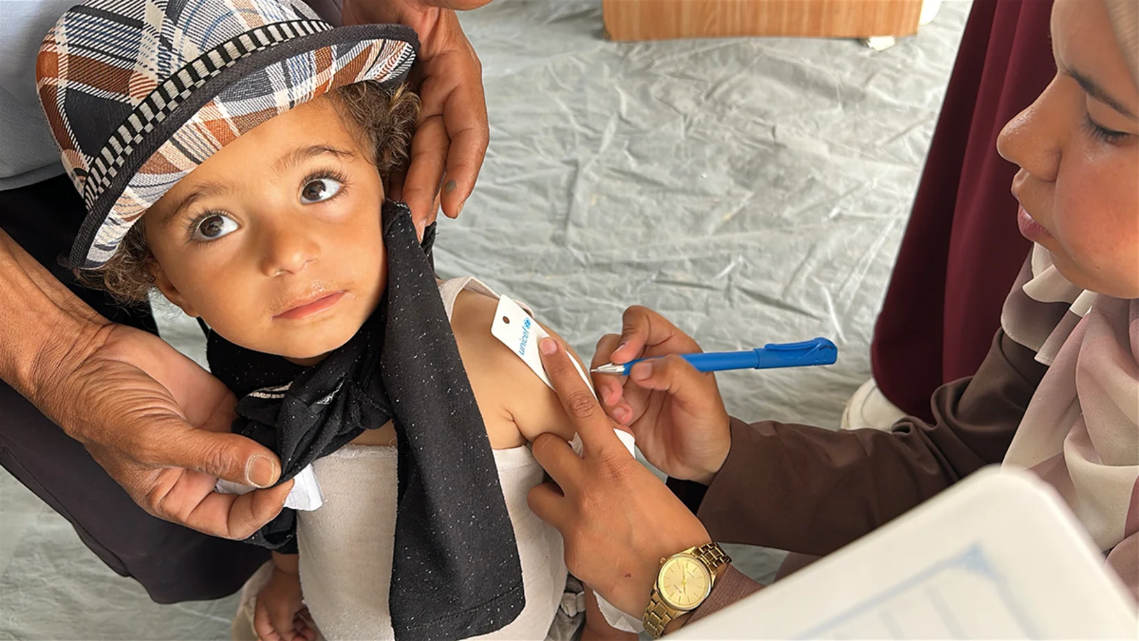 Ein kleiner Junge wird in Gaza auf Mangelernährung untersucht. Dabei wird sein oberer Armumfang abgemessen.