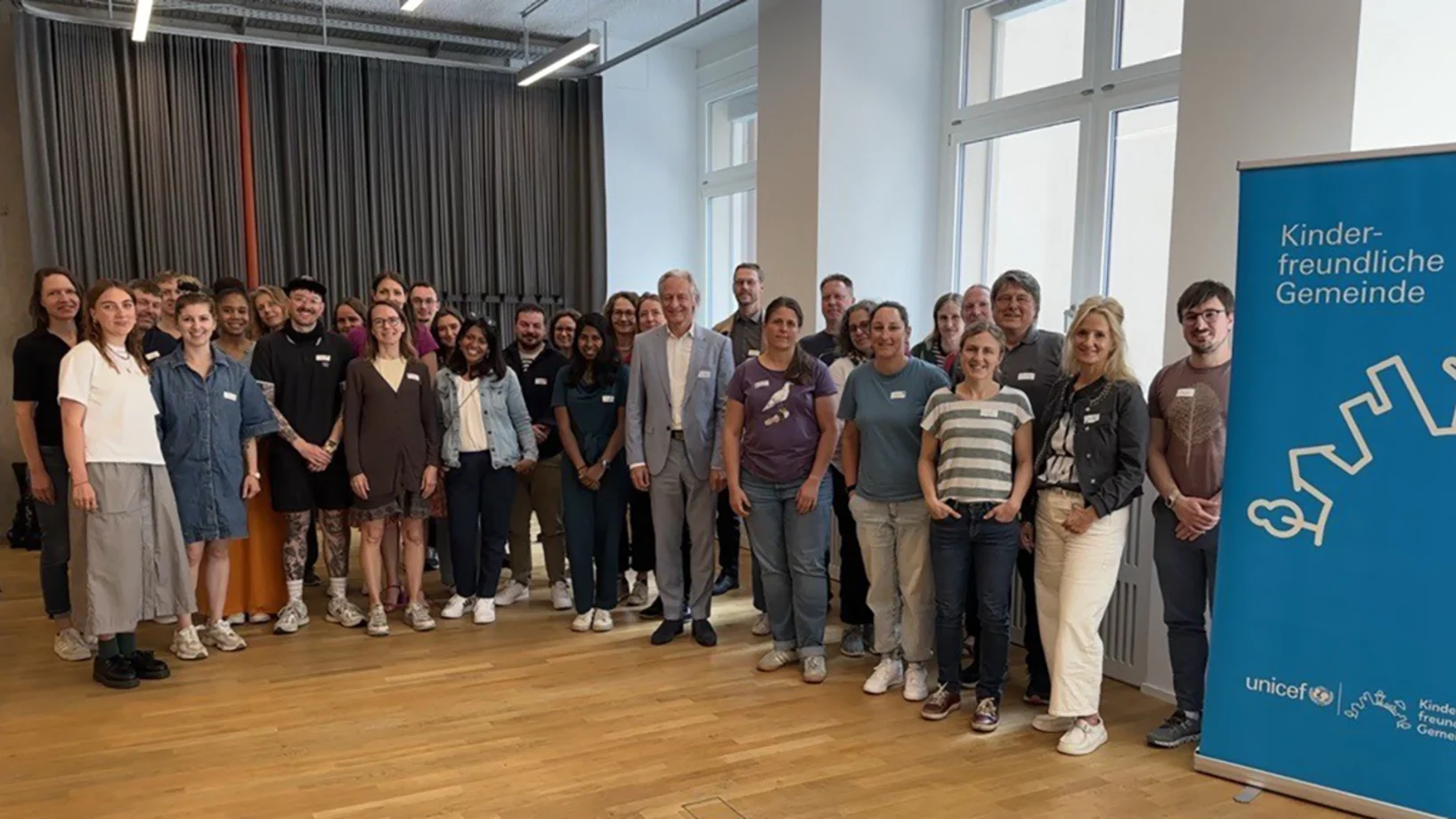 Gruppenfoto der Teilnehenden des runden Tisches.
