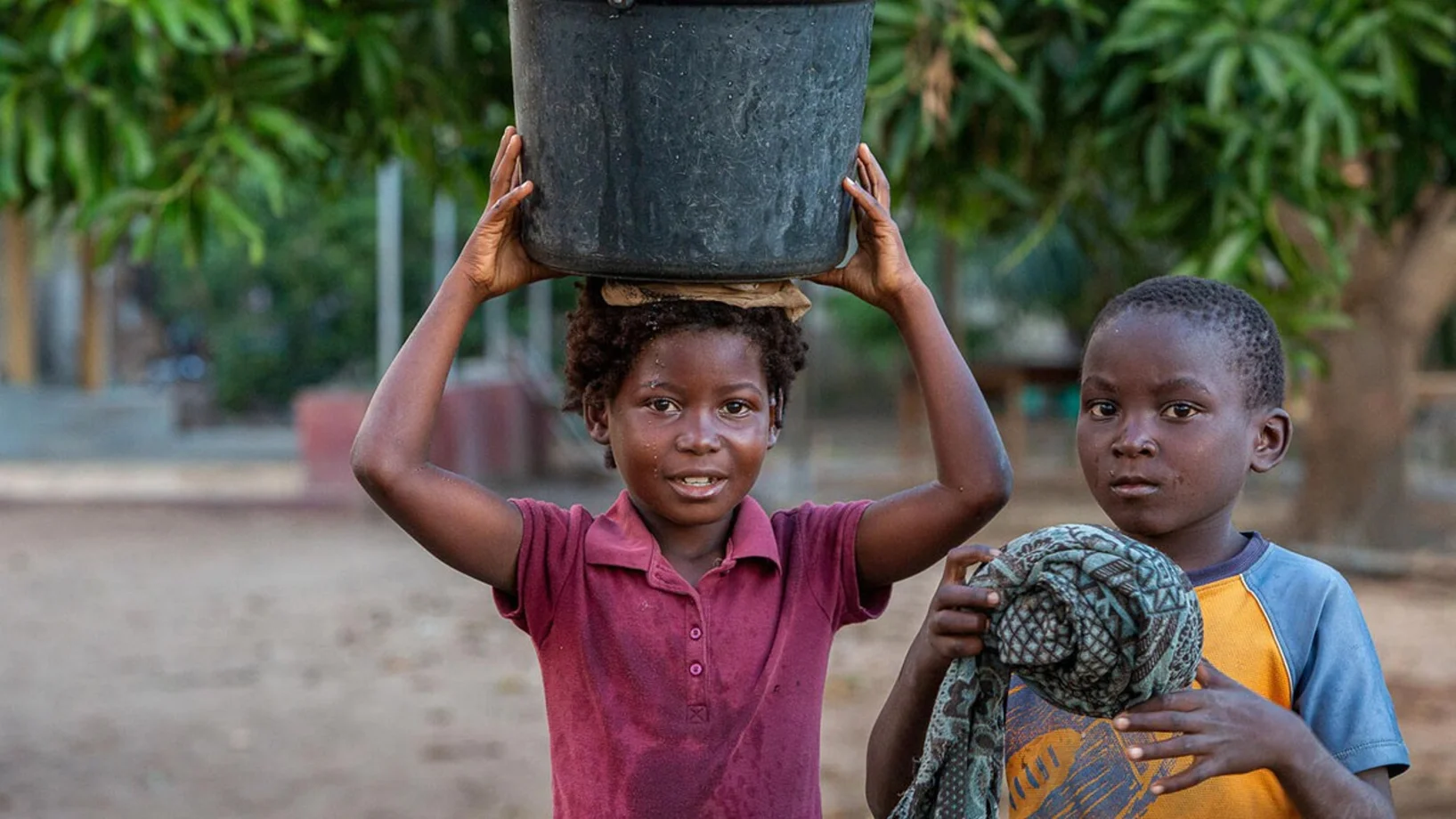 Gisela, 8, und Marco Josue, 9 holen sauberes Wasser