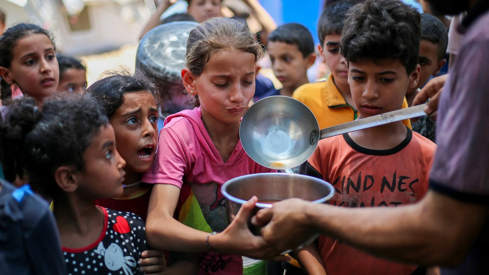  Gaza: Kinder stehen am 30. Juni 2025 in Nuseirat an einer Lebensmittelausgabestelle Schlange, um eine warme Mahlzeit zu erhalten. 