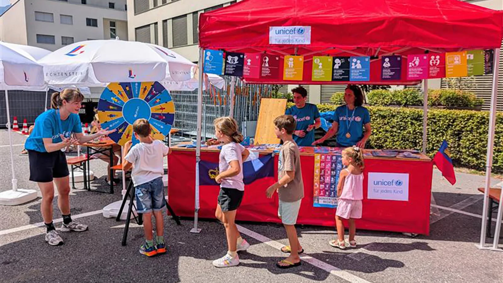 Kinder sind am UNICEF Stand und spielen.