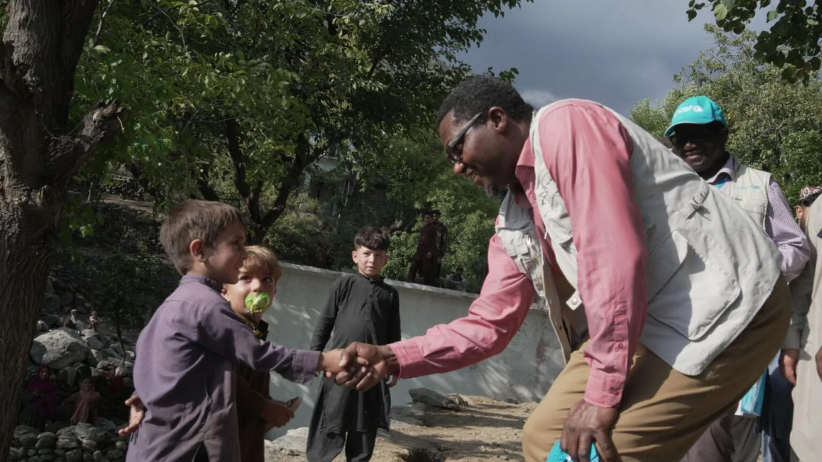 Ein Junge und ein UNICEF Mitarbeiter