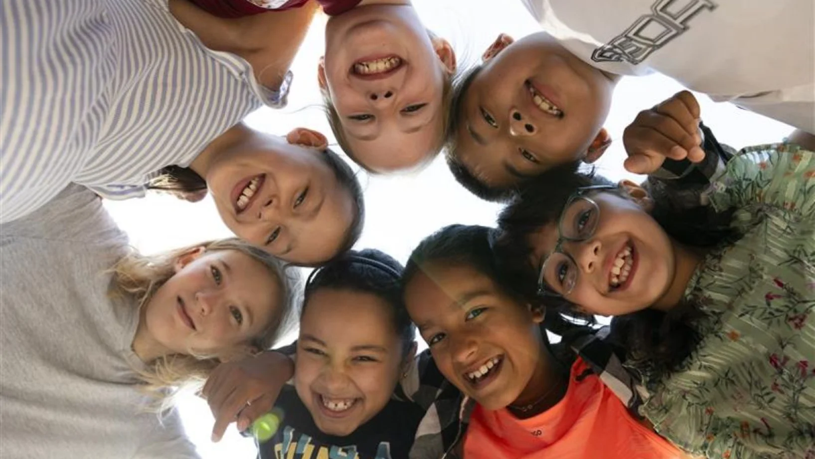 Mehrere Kinder schauen in die Kamera