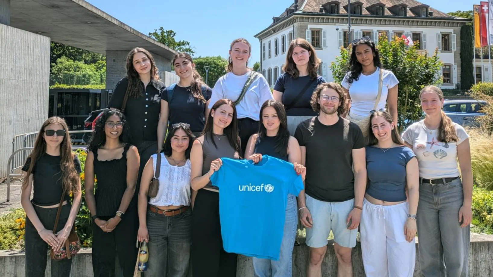 UNICEF Mitarbeiter:innen vor dem Palais des Nations