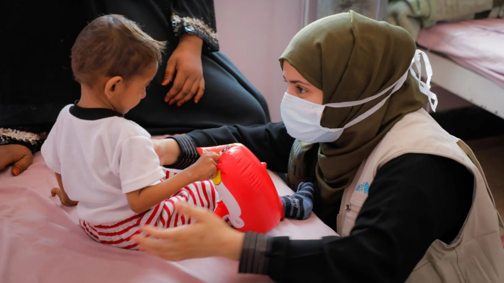UNICEF Mitarbeiterin mit Kind