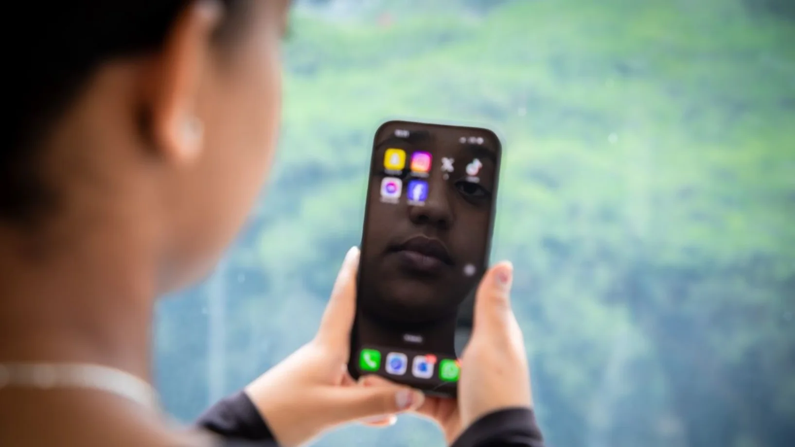 Mädchen schaut aufs Handy