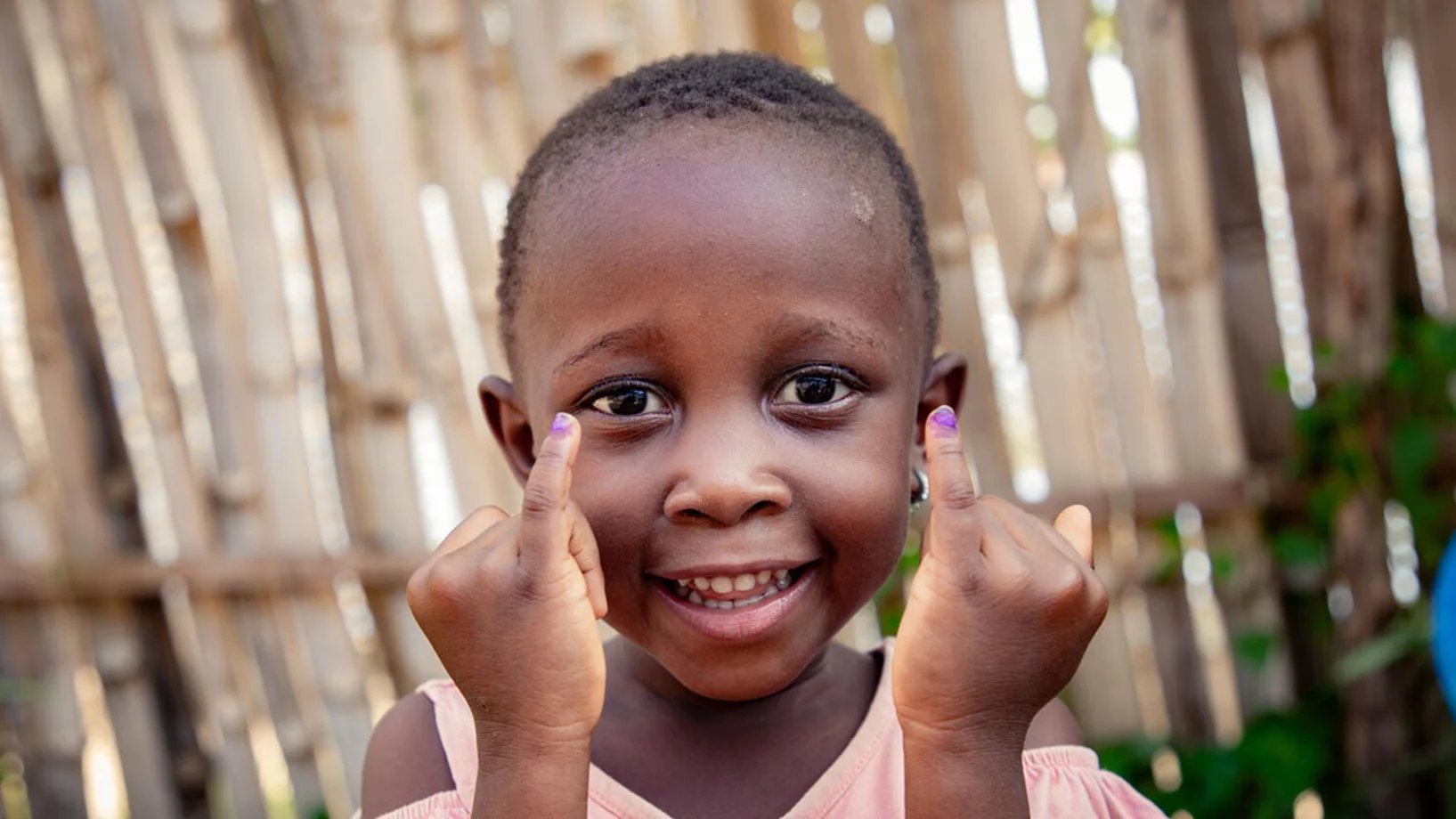 Davina (4 anni), di Kisangani nella Repubblica Democratica del Congo, mostra con orgoglio le dita segnate, che indicano che è stata vaccinata contro la polio.