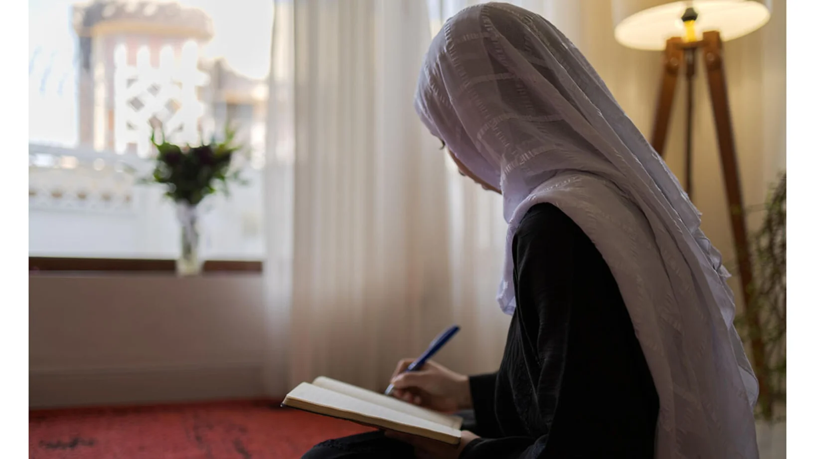 Suraya, 18 anni, scrive a casa dopo essere stata privata dell’accesso alla scuola – ma continua a sognare di diventare medico.