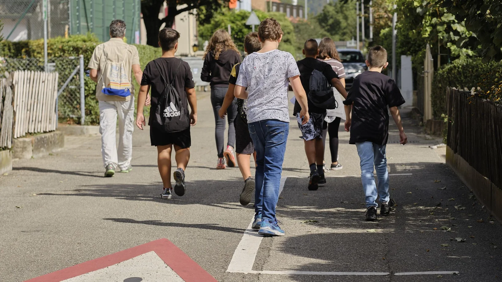 Kinder laufen auf der Strasse