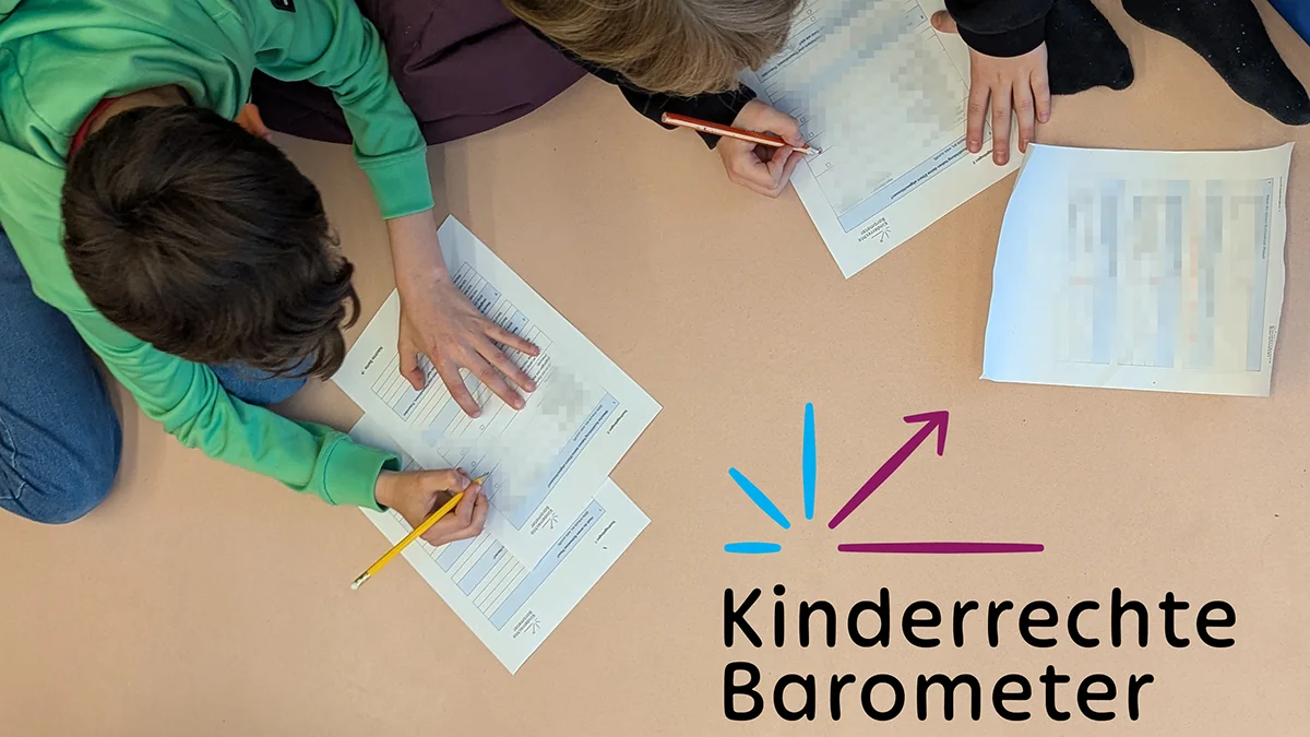Kinder füllen einen Fragebogen aus