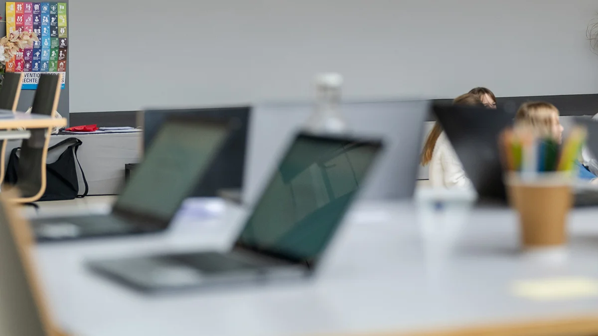 Ein Tisch mit Laptops