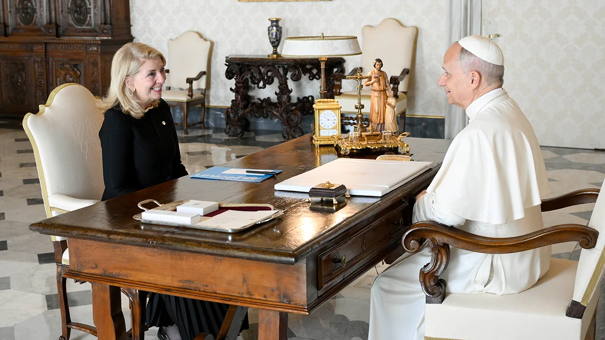 ED Russel diskutiert mit dem Papst