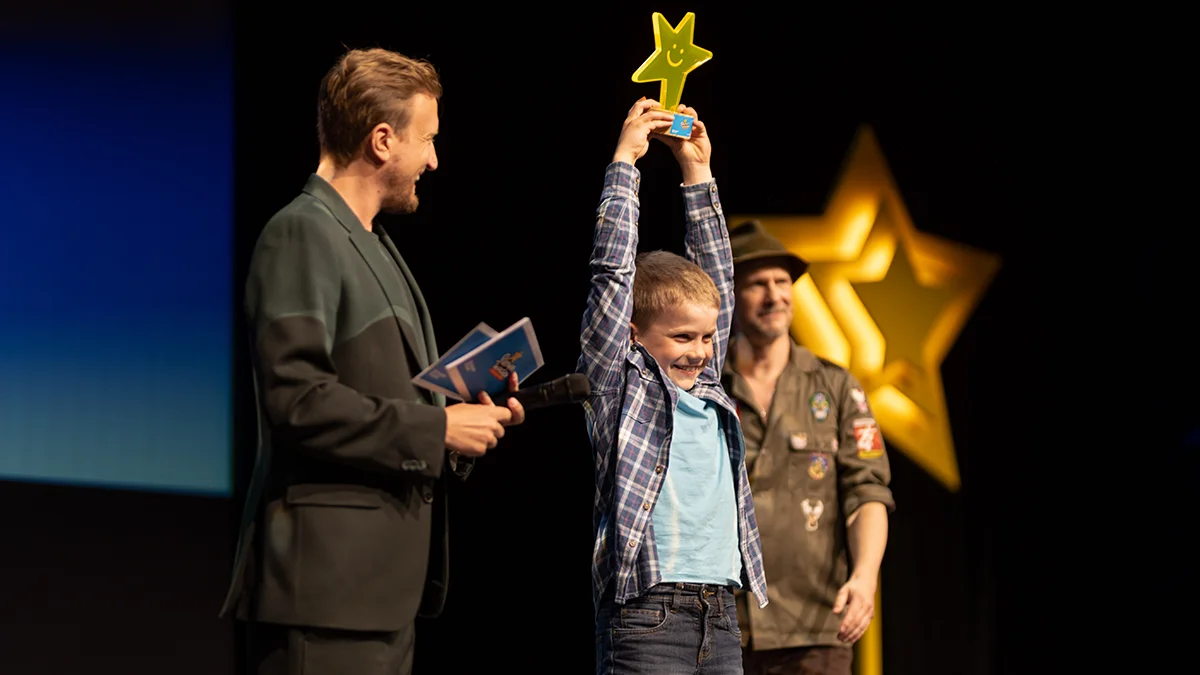 Lukas Schneider di Freienwil (AG), vincitore del premio Settimane delle Stelle UNICEF 2025 nella categoria bambini singoli, mostra con orgoglio il suo premio.