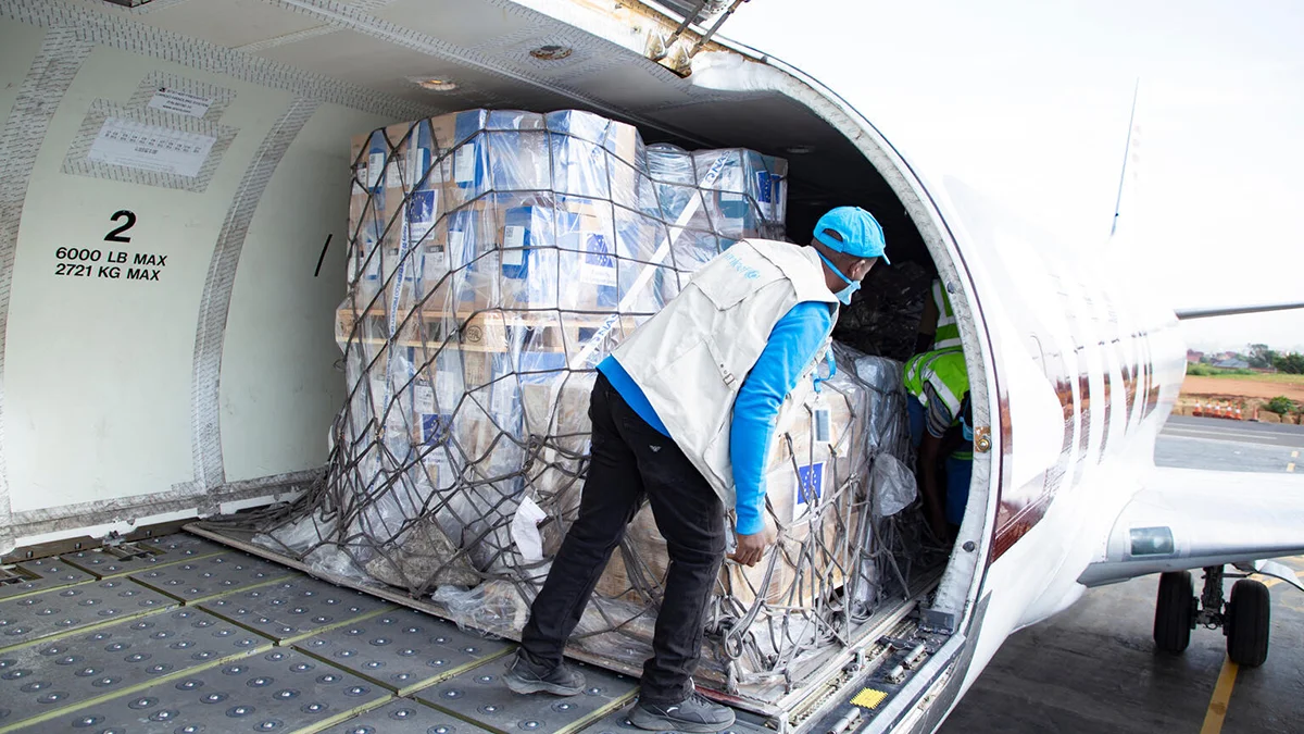 Scarico della prima spedizione UNICEF di forniture di emergenza per la risposta all’Ebola all’aeroporto di Bunia, nella RDC, il 28 maggio 2026. Le forniture sostengono gli interventi per contenere l’epidemia di Ebola.