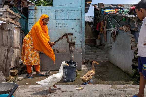 In Bangladesch versammeln sich Dorfbewohner um eine von UNICEF bereitgestellte Wasserpumpe.