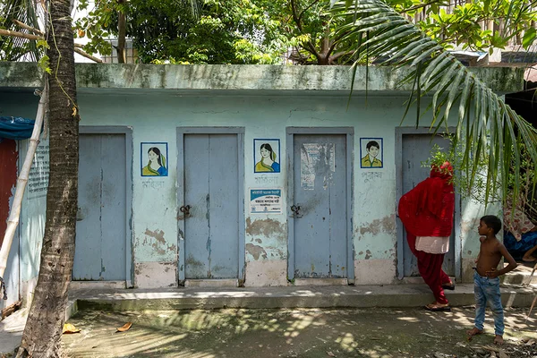 UNICEF hat in Bangladesch neue Toiletten erhöht, damit sie bei starkem Regen nicht sofort überlaufen.