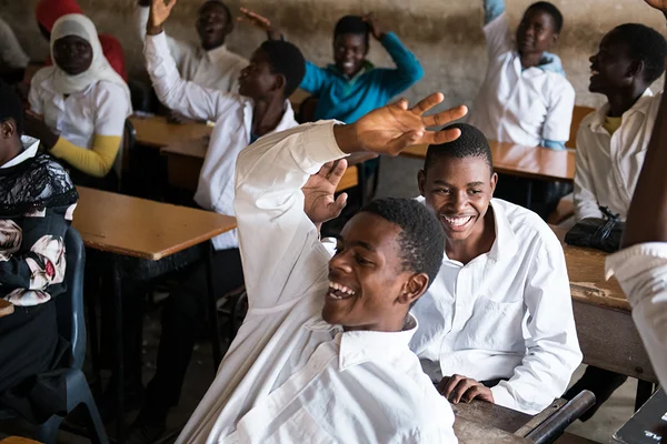 Schüler in einem Klassenzimmer in Malawi lachen vor Freude.