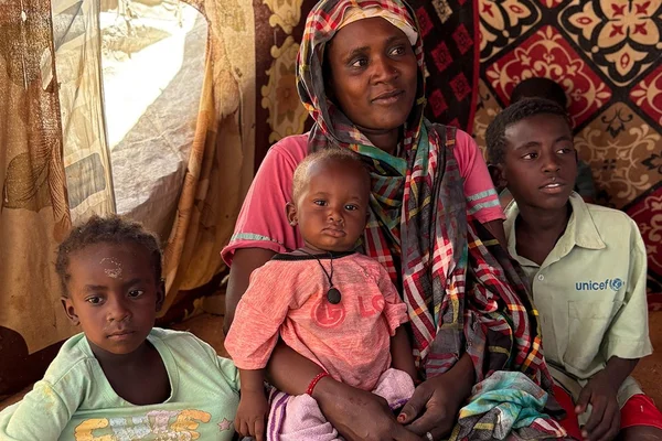 Flüchtlingsfamilie aus dem Sudan im Camp in Farchana