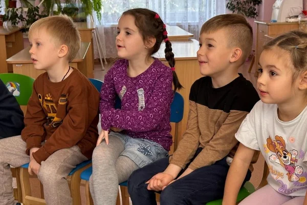 Kinder sind im Kindergarten