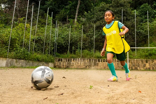 Mädchen am Fussball spielen