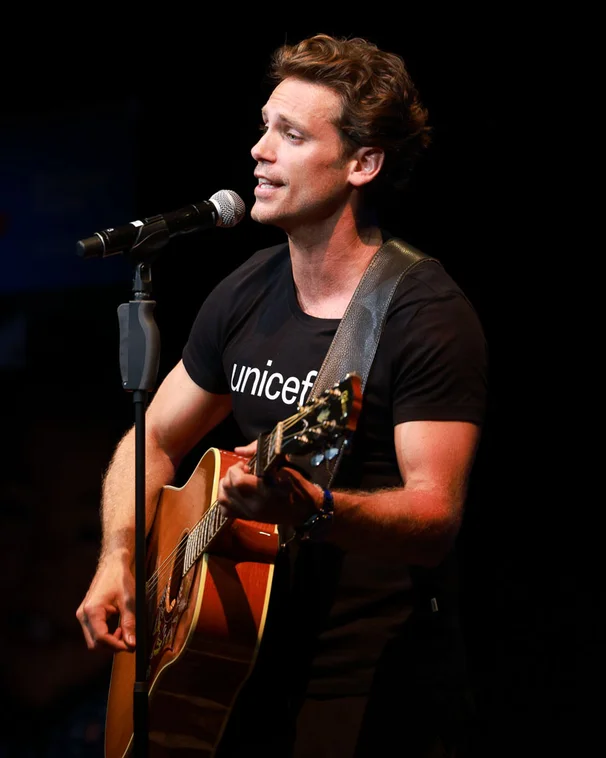 Bastian Baker mit Gitarre