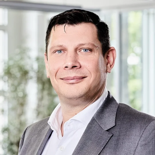 Ein Mann lächelt in die Kamera