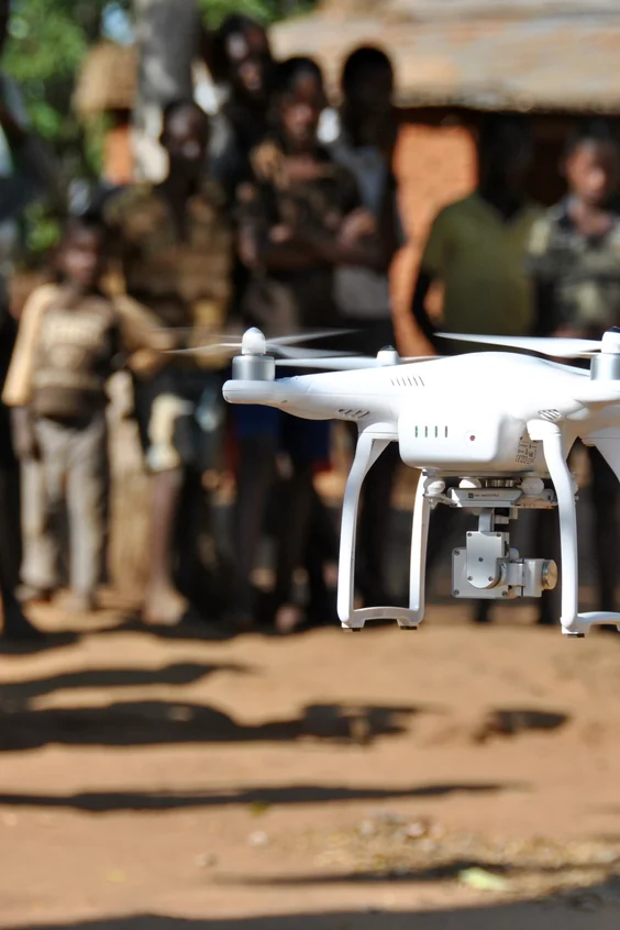 Drone devant un groupe d'enfants