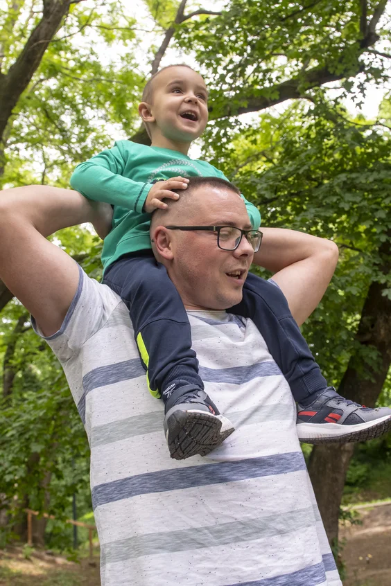 Un padre gioca con il figlio di tre anni a Novi Sad, in Serbia. 