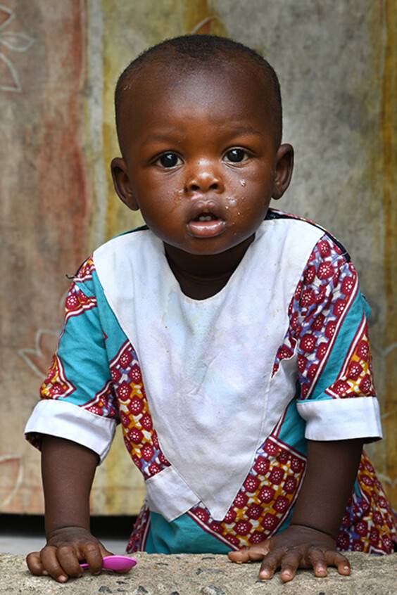 Ein Kind in den Straßen von Douala in der Küstenprovinz von Kamerun