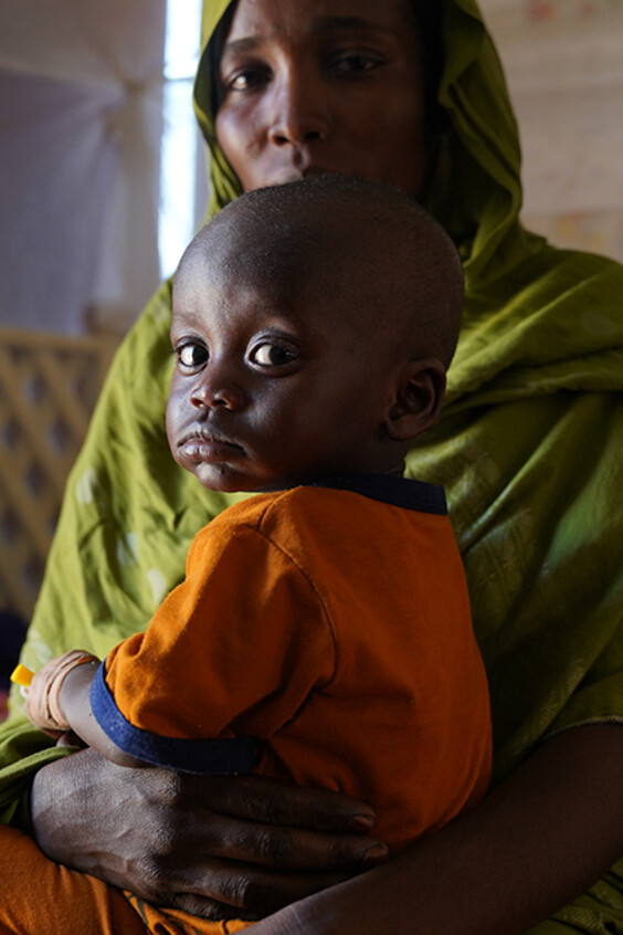 Sudan: Mutter mit Kind im Arm.