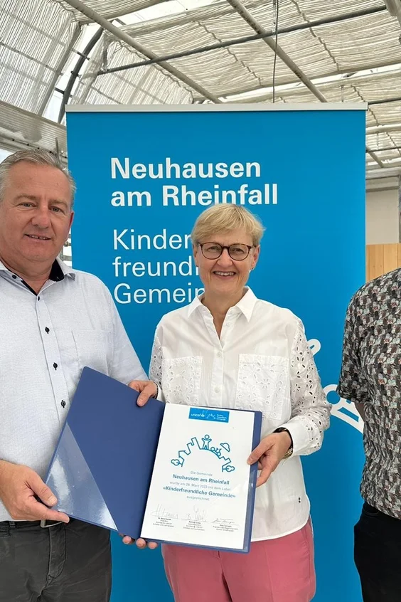 Die beiden Neuhausener Gemeinderäte Andreas Neuenschwander und Ruedi Meier (v.l.n.r.) mit Susy Schär, Delegierte von UNICEF Schweiz und Liechtenstein