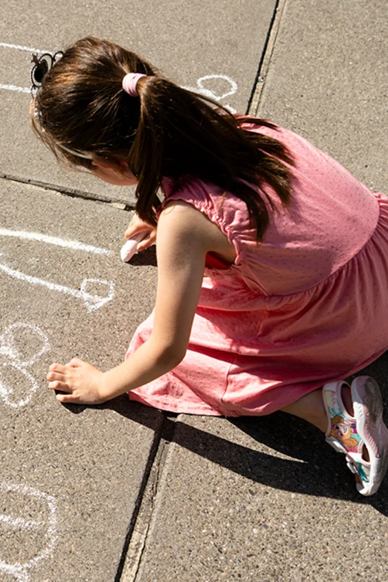 Mädchen malt auf der Strasse.
