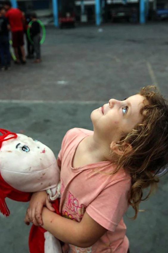 Mädchen sieht in den Himmel.