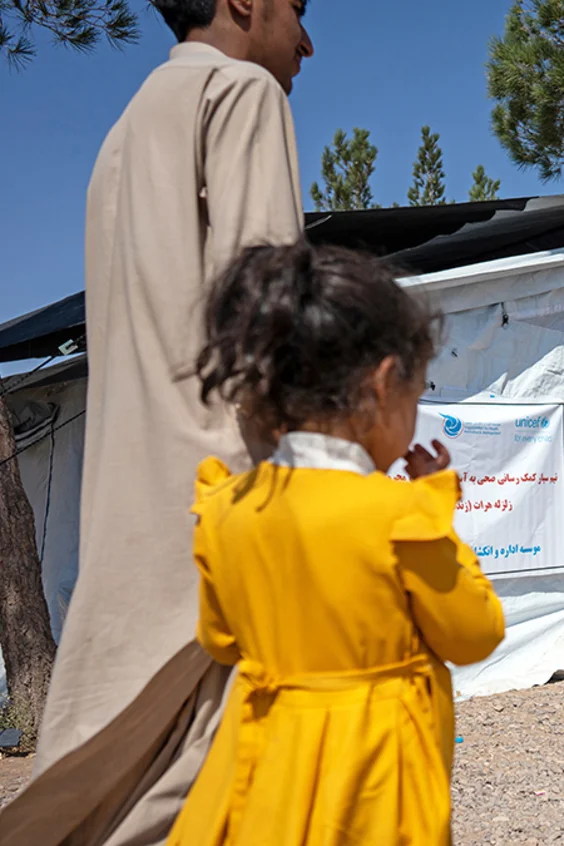 Von UNICEF unterstützte Gesundheitsklinik, die im Rahmen der Erdbebenhilfe im Dorf Karnil Wardaka im Bezirk Zinda Jan in der Provinz Herat im Westen Afghanistans eingerichtet wurde.
