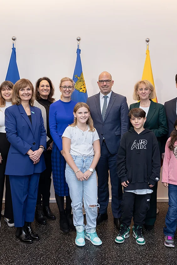 The members of the government with the young Liechtensteiners and the representatives of UNICEF Switzerland and Liechtenstein.