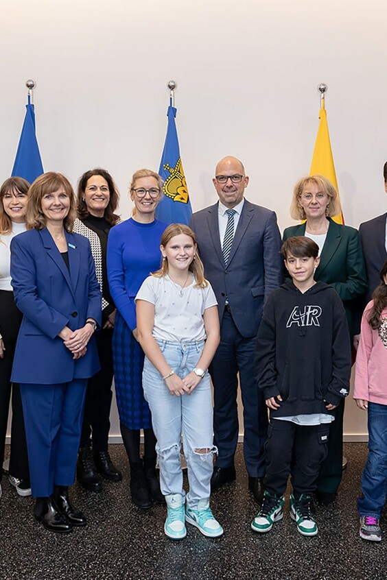 Die Regierungsmitglieder mit den jungen Liechtensteinerinnen und Liechtensteiner sowie den Verantwortlichen von UNICEF Schweiz und Liechtenstein.