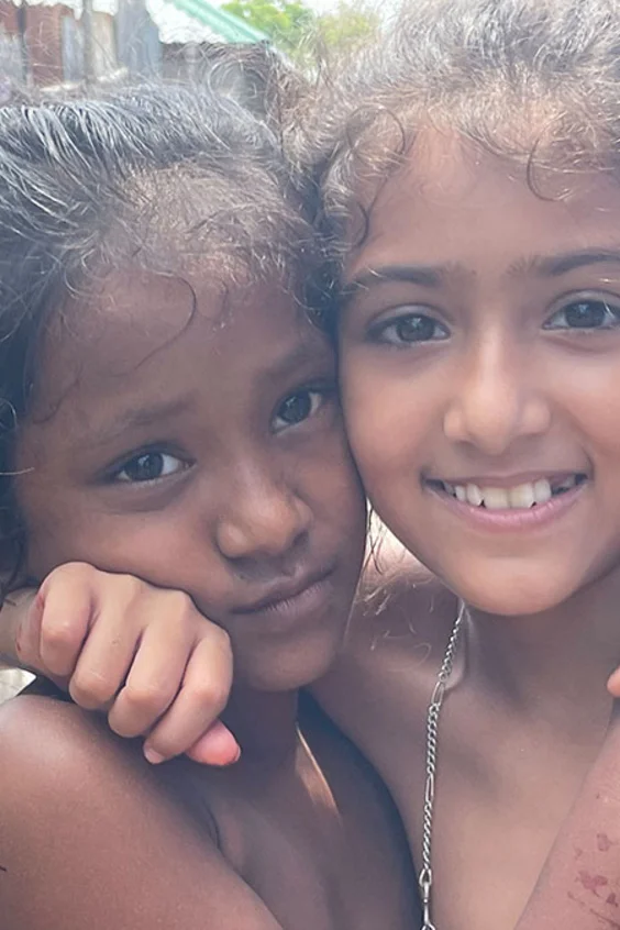 Zwei Mädchen aus den Slums in Khulna City, Bangladesch 2023