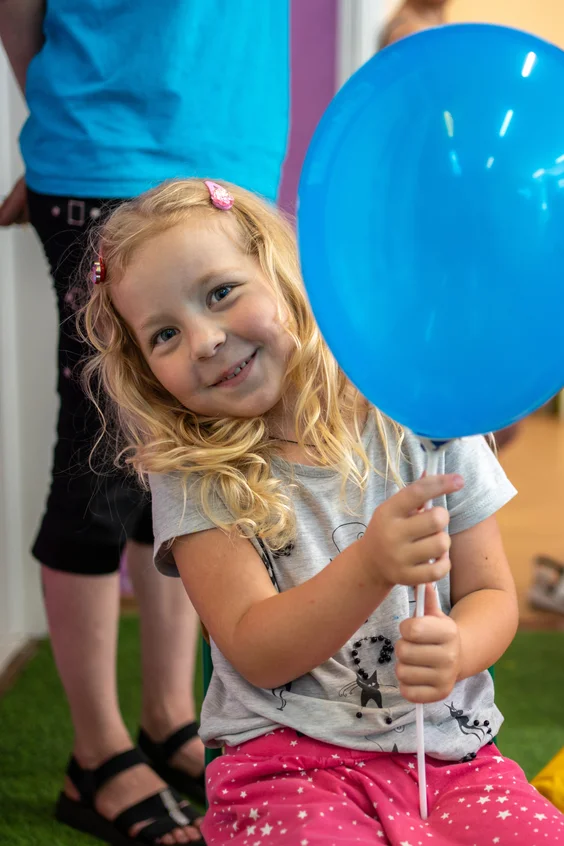 Mädchen mit blauem Ballon