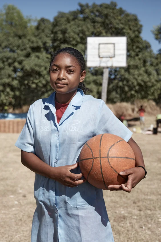 Mädchen spielt Basketball