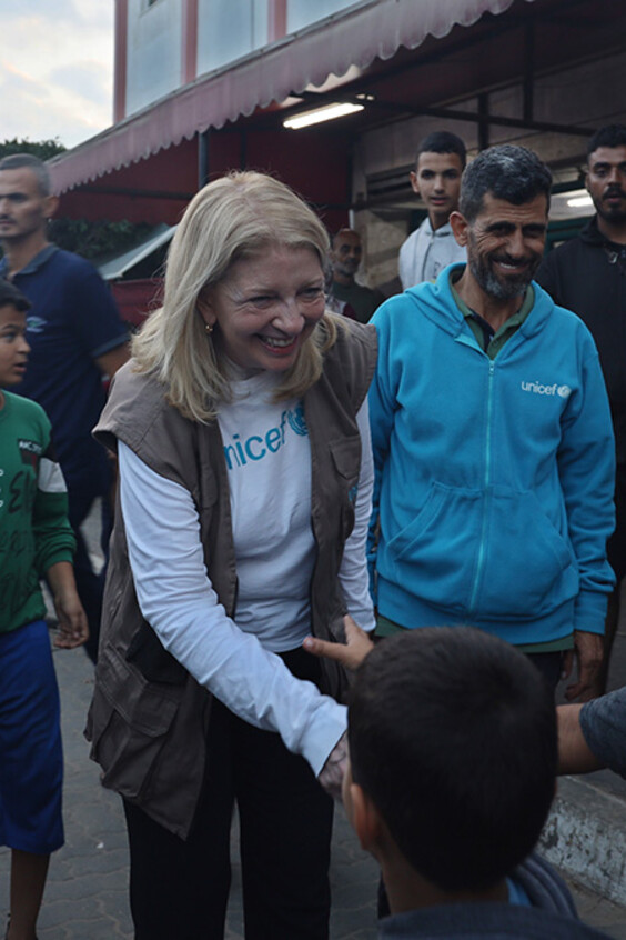 UNICEF-Exektuivdirektorin Catherine Russell gibt einem Jungen in Gaza die Hand.