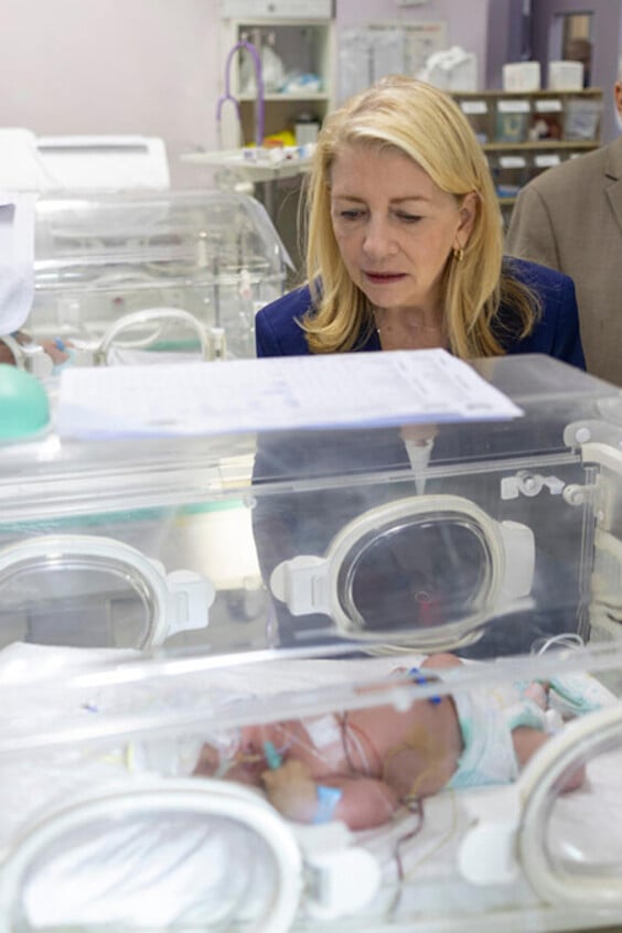 Catherine Russel blickt auf Neugeborenes im Krankenhaus.