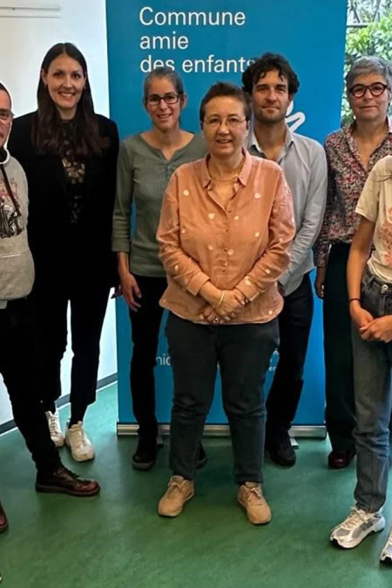 Mehrere Menschen lächeln in die Kamera.